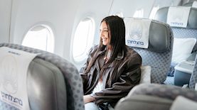 יובל רפאל במטוס אל על  לשוויץ, צילום: עפרי ברנע